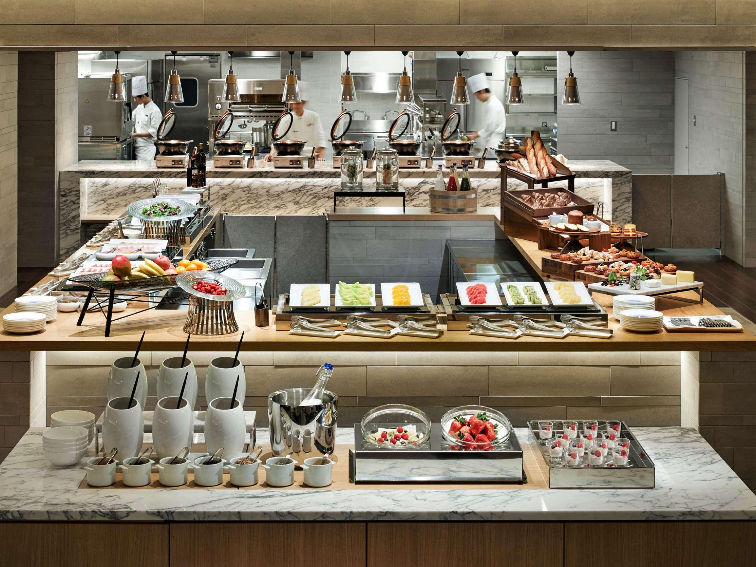 The Thousand Kjóto Exteriér fotografie A buffet at a restaurant