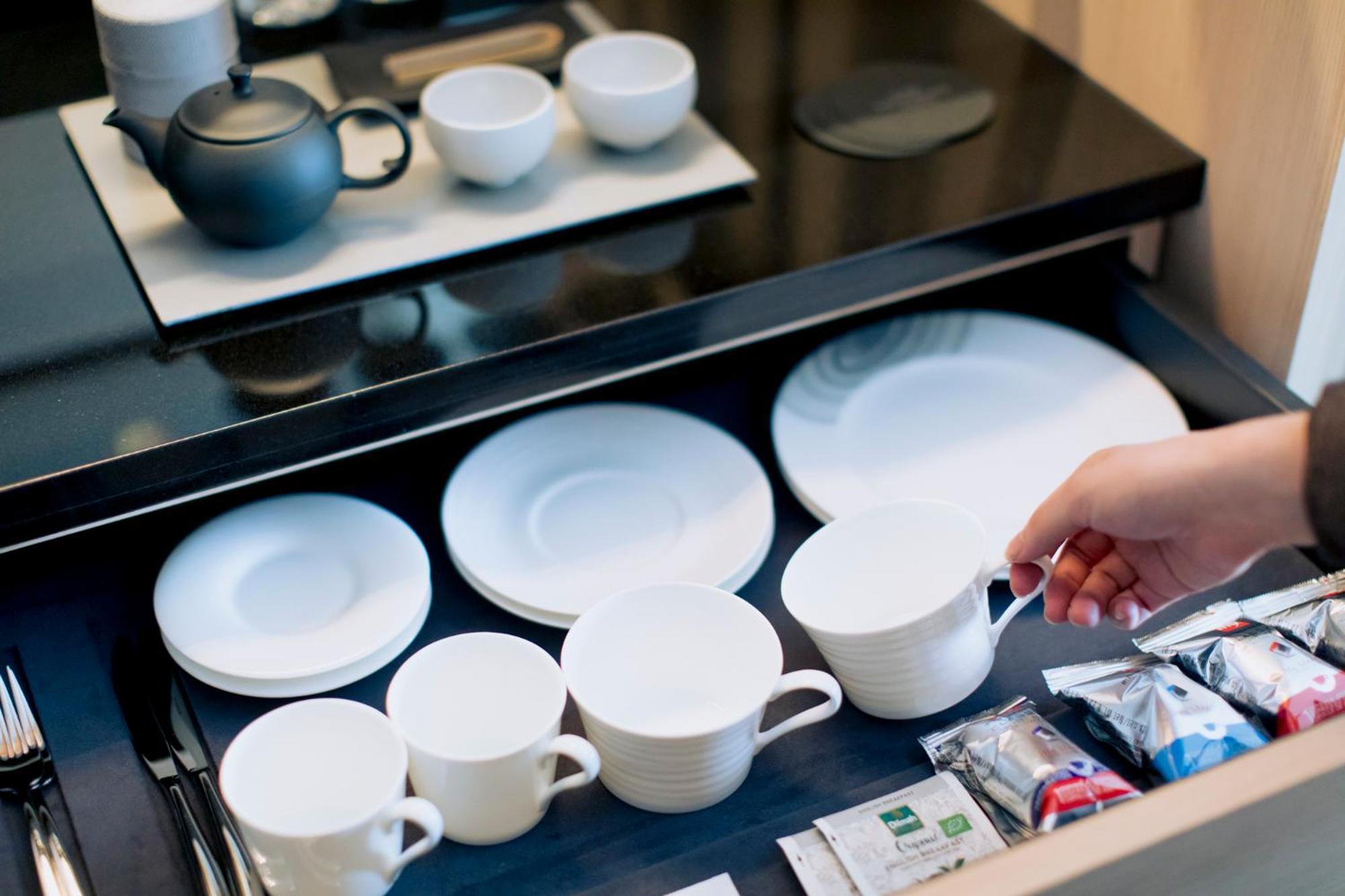The Thousand Kjóto Exteriér fotografie A drawer filled with tableware